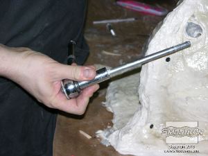 לחיצה להגדלת תמונה מוציאים את הברגים הארוכים ממעיל התמיכה כדי שיהיה אפשר לחלוץ את הפקק.