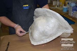 לחיצה להגדלת תמונה מחזירים את הבורג הארוך השני דרך החורים בליבות. תפקיד הבורג הוא למחזיק את ליבת גב המודל וליבת הפה במקומם.