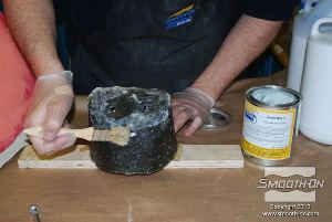 לחיצה להגדלת תמונה אוטמים את הפקק גב המודל בחומר הפרדה Sonite Wax II כדי למנוע ממנו להדבק ליציקה.