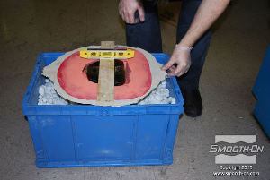 לחיצה להגדלת תמונה שמים את התבנית בתוך קופסה מלאה בבוטני קלקר  ומפלסים אותה.