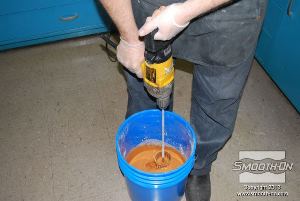 לחיצה להגדלת תמונה מערבבים את הבסיס והמקשה של גבס מחוזק בפולימר Matrix® NEO® עם אבקת הצבע, בעזרת מקדח עם ראש מיקסר.