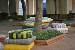 לחיצה להגדלת תמונה מיצג כריות מבטון בכיכר ספרא בירושלים באדיבות האמנית סמדר כרמלי