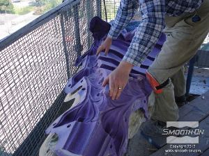 לחיצה להגדלת תמונה כעת מסדרים כל חלק של התבנית סיליקון E-Z Spray® בחלק מעיל התמיכה המתאים לו.