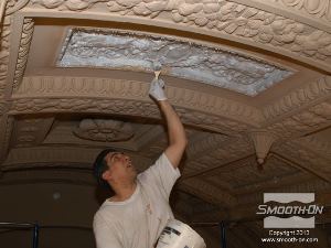 לחיצה להגדלת תמונה את Brush-on 40 ניתן למרוח בשטח מאונך או אפילו על התקרה ללא נזילות.