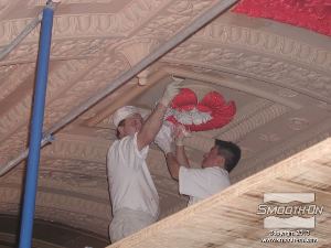 לחיצה להגדלת תמונה עובד אחד מורח את ה Brush-On 40 ועובד שני מכין את השטח לפני המריחה של הפוליאוריטן.