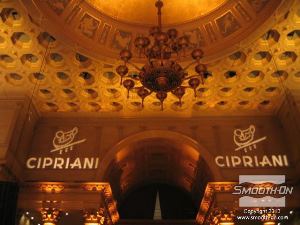 לחיצה להגדלת תמונה התוצאה: החלק הניזוק שופץ והוחלף בחלקים חדשים והפאר המקורי של המבנה חזר לקדמותו.