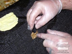 לחיצה להגדלת תמונה הברקת הפוליאוריטן נעשית עם משחת נעליים וציפוי בספריי אקריל מבריק