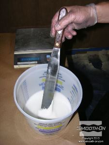 לחיצה להגדלת תמונה ערבבים את שני החלקים יחד עד לקבלת תערובת אחידה- יש לגרד את דפנות הכלי ואת תחתית הכלי היטב.