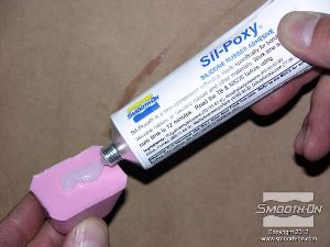 לחיצה להגדלת תמונה ניתן להעזר בדבק להדבקת סיליקון - Sil Poxy  על מנת להדביק את נקודות הנעילה לסיליקון שנמרח.