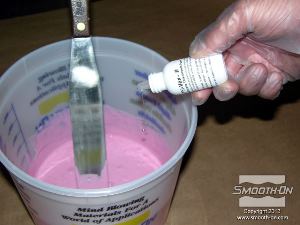 לחיצה להגדלת תמונה ערבוב מנה נוספת של סיליקון למריחה יחד עם תוסף למריחה THI VEX המיועד להסמיך את השכבה. 