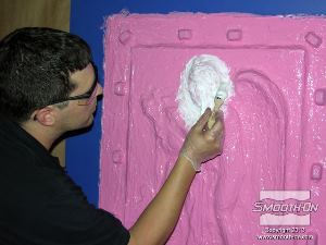 לחיצה להגדלת תמונה ערבוב ומריחה שכבה רביעית של חומר ללא פיגמנט וללא מסמיך