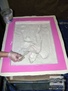 לחיצה להגדלת תמונה מורחים עם המברשת לקבלת שכבת גלקוט אחידה