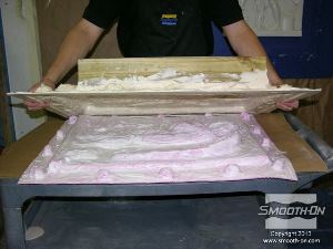 לחיצה להגדלת תמונה לאחר ההתקשות (בערך אחרי שעה וחצי) יש להפוך בזהירות את התבנית ולהסיר את שכבת הגיבוי.