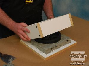 לחיצה להגדלת תמונה לאחר שכבת החימר עבה מספיק, מניחים את הקופסה מעל המודל.