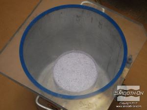 לחיצה להגדלת תמונה שמים את המיכל בתא ואקום ומשחחרים גזים במשך 2 דקות, עד שהתערובת עולה, נשברת ונופלת.