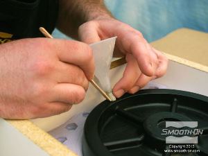 לחיצה להגדלת תמונה מחברים משפך לדגם בעזרת חתיכת חימר קטנה, כדי לאפשר יציקה קלה של חומר אל התבנית הגמורה, מאוחר יותר.