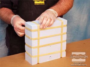 לחיצה להגדלת תמונה משתמשים בגומיות דואר כדי להדק את שני חצאי התבנית אחד לשני.