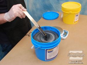 לחיצה להגדלת תמונה עבור היציקה, משתמשים בפוליאוריתן עמיד באימפקט ושחור - TASK 14. ראשית מערבבים את חלק B של הTASK 14.