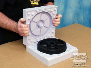 לחיצה להגדלת תמונה מפרידים את חצאי התבנית וחושפים את היציקה.