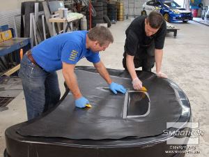 לחיצה להגדלת תמונה מניחים את הבדים המיועדים לשיכוב Lay up.