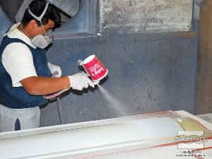 לחיצה להגדלת תמונה מרססים שכבת ג'לקוט על בסיס אפוקסי (Gel Coat) על המודל. 