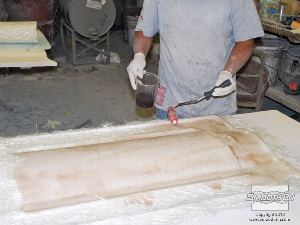 לחיצה להגדלת תמונה מכינים לג'לקוט תמיכה מסיבי זכוכית ספוגים בשרף אפוקסי. במקרה זה משתמשים בבד זכוכית לא ארוג. 