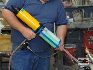 לחיצה להגדלת תמונה מחברים את מחסנית הEZ~Spray® Silicone 20  אל אקדח להתזת סיליקון EZ~Spray® Jr. Gun.