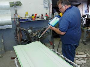 לחיצה להגדלת תמונה מרססים עוד סיליקון להתזה EZ~Spray® Silicone 20 על גבי התבנית ומעבים את שכבת הסיליקון באופן אחיד.