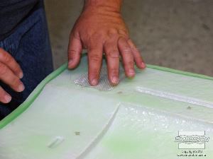 לחיצה להגדלת תמונה מניחים חתיכה קטנה של אריג תמיכה על גבי הסיליקון כשהוא במצב דביק Tacky כדי לחזק את האזור שבו יהיה המחבר לפיית הואקום.