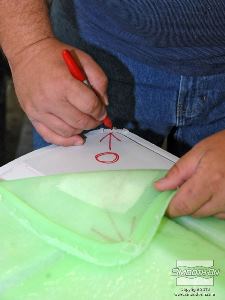 לחיצה להגדלת תמונה מציירים חץ אדום על התבנית ועל שקית הוואקום כדי שיהיה קל לזהות את מיקומה הנכון בעת הצבתה מחדש.