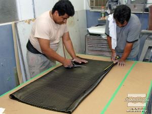 לחיצה להגדלת תמונה גוזרים את בדי הפחם לגודל הרצוי.