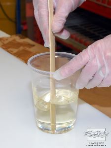 לחיצה להגדלת תמונה מערבבים ביסודיות את שני החלקים. חשוב לגרד את צידי מיכל הערבוב ואת התחתית מספר פעמים כדי לוודא ערבוב טוב.