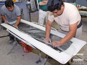 לחיצה להגדלת תמונה מניחים על בד הקרבון המסופג בד קילוף Peel ply.