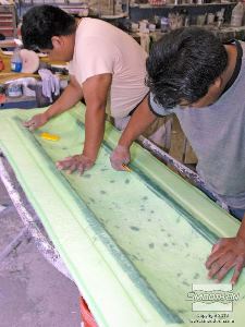 לחיצה להגדלת תמונה הואקום לוחץ על החלק ומוציא ממנו את בועות האוויר שנקלעו במהלך ההספגה.