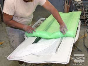 לחיצה להגדלת תמונה גוללים את שקית הואקום מעל גבי התבנית. לאחר מכן ניתן לאחסן אותה עד לשימוש הבא.