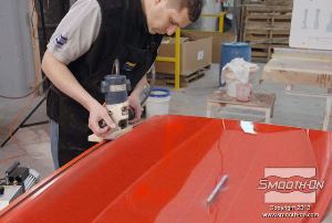 לחיצה להגדלת תמונה חורצים תעלה מסביב לכלי כדי ליצור בעזרתה מסגרת אטימה בהמשך.