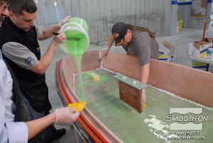 לחיצה להגדלת תמונה שופכים את סיליקון הEZ~Brush® Vac Bag Silicone  על גבי כל החלק