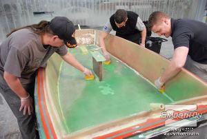 לחיצה להגדלת תמונה מורחים 3 שכבות של EZ~Brush על כל משטחי התבנית ומכינים שקית ואקום מסיליקון אחידה ורציפה.