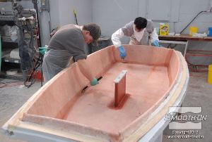 לחיצה להגדלת תמונה מסדרים  בד זכוכית בתבנית ומספיגים את הבד בעזרת רולרים.