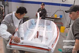 לחיצה להגדלת תמונה מניחים בד קילוף Peel Ply וניילון מחורר  על הג'לקוט.