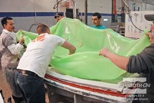 לחיצה להגדלת תמונה מניחים את שקית הואקום EZ~Brush® Vac Bag Silicone על התבנית. מחזיקים את קצוות השקית בעזרת התעלה שחרטנו בתבנית.