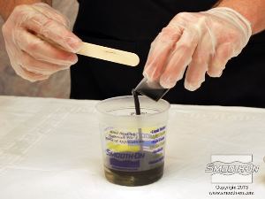 לחיצה להגדלת תמונה מוסיפים את המקשה הצבוע אל הבסיס.