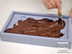 לחיצה להגדלת תמונה מיד מתחילים למרוח את החומר בתבנית ויוצרים 