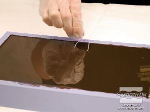 לחיצה להגדלת תמונה בשלב זה ניתן להכניס סיכת בטחון מכופפת או חתיכת חוט מתכת כדי ליצור אפשרות לתלייה. ברגע שהחומר יתמצק הדגם כבר יהיה מוכן לתלייה.