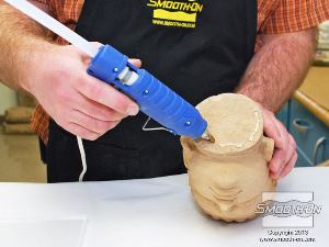 לחיצה להגדלת תמונה מדביקים את המודל לבסיס קופסת התבנית בעזרת דבק חם.