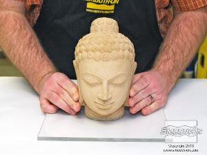 לחיצה להגדלת תמונה לוחצים את המודל אל בסיס קופסת התבנית ומניחים לדבק החם להתקשות לחלוטין.