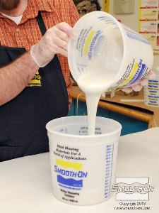 לחיצה להגדלת תמונה שופכים את הבסיס אל מיכל ערבוב.