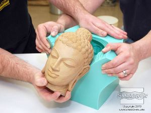 לחיצה להגדלת תמונה מוציאים את המודל המקורי מהתבנית. סיליקון ה Mold Star® 15 העתיק את התבנית את פרטי המודל המקורי.