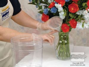 לחיצה להגדלת תמונה שופכים את לאגרטל את ה סיליקון שקוף כמים Encapso® K דרך משפך.