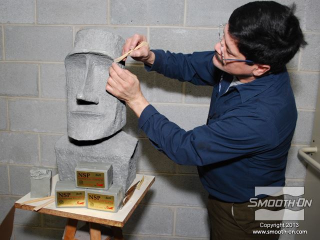 תהליך יצירת פסל הקרח של ארנסטו מתחיל בפיסול המודל המקורי מחימר.